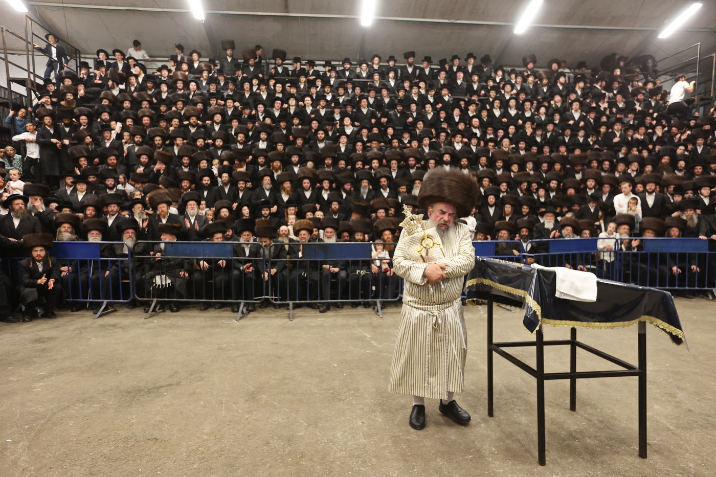 הכנסת ספר תורה ע"י האדמו"ר מלעלוב