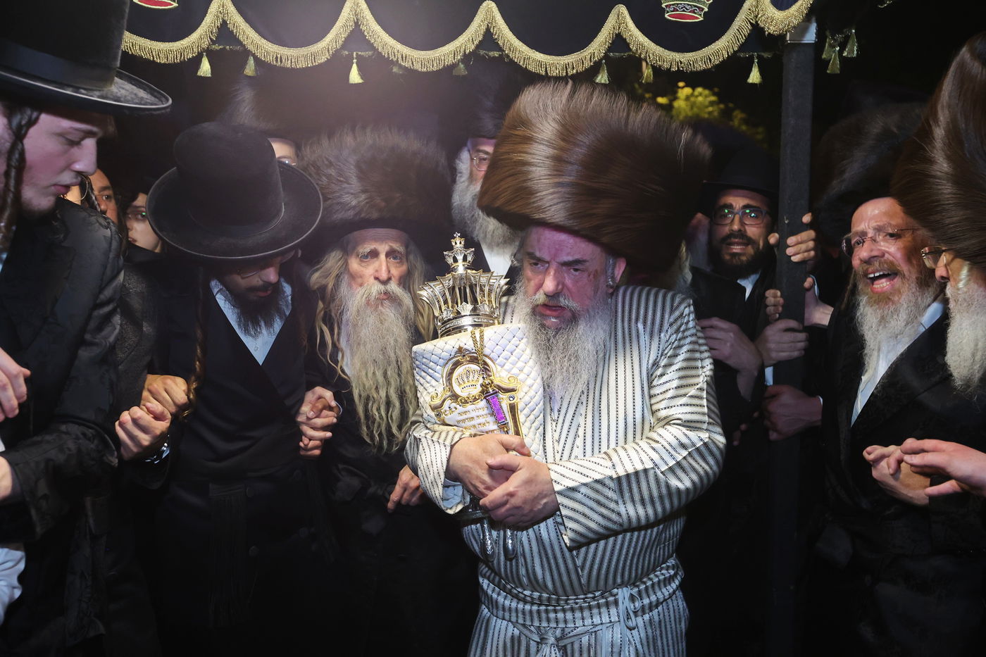 הכנסת ספר תורה ע"י האדמו"ר מלעלוב