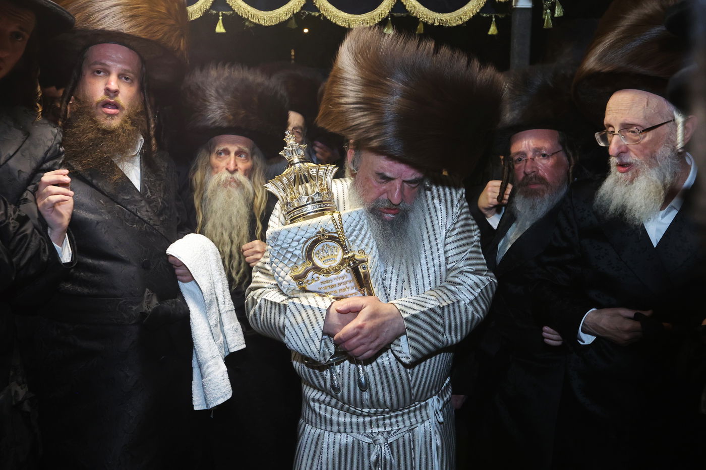 הכנסת ספר תורה ע"י האדמו"ר מלעלוב