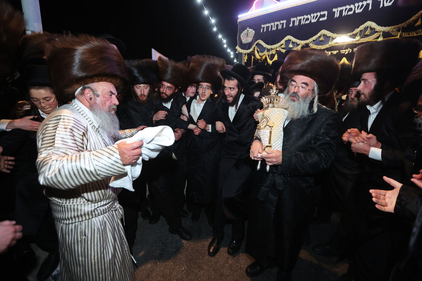 הכנסת ספר תורה ע"י האדמו"ר מלעלוב