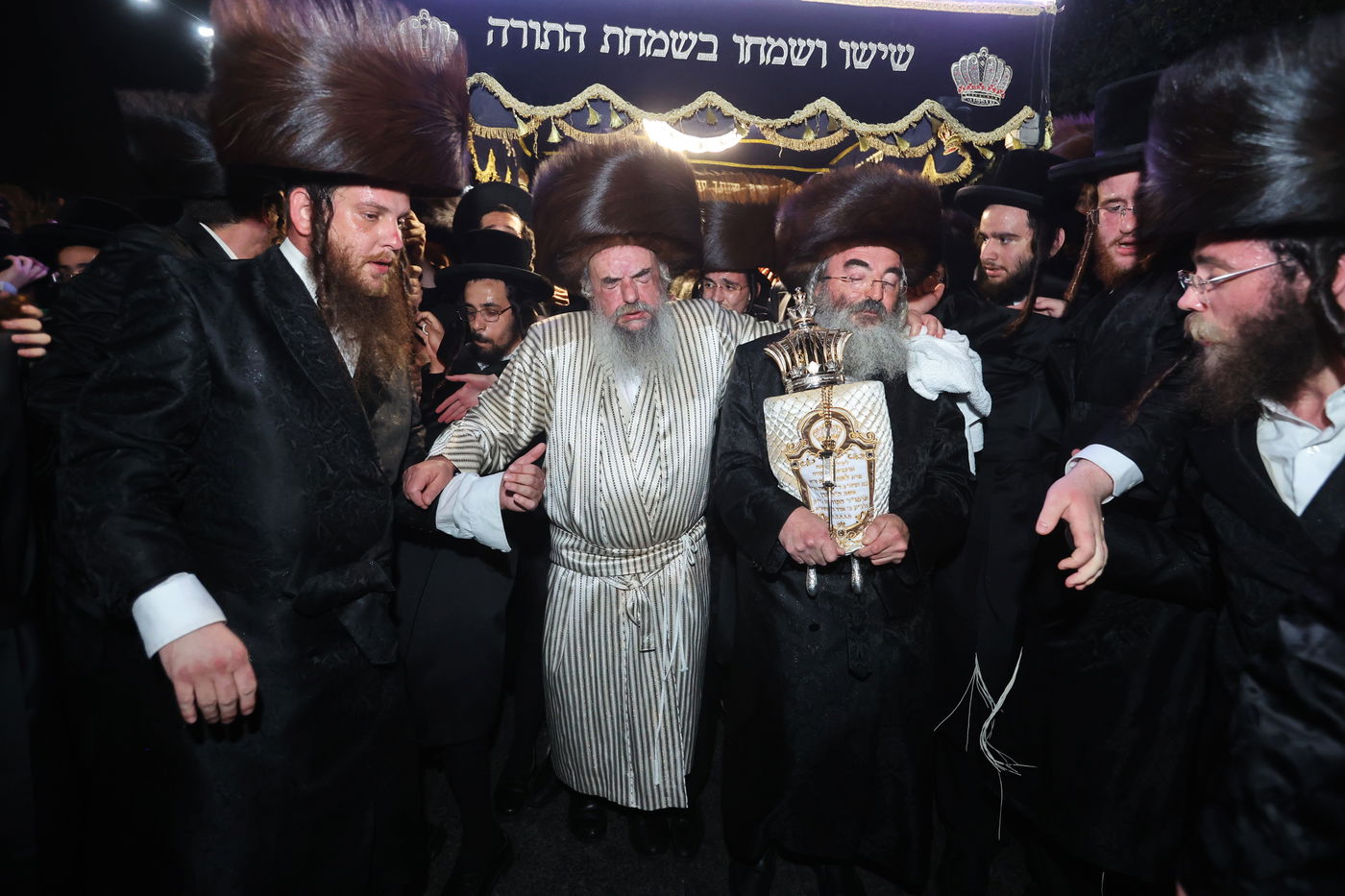 הכנסת ספר תורה ע"י האדמו"ר מלעלוב