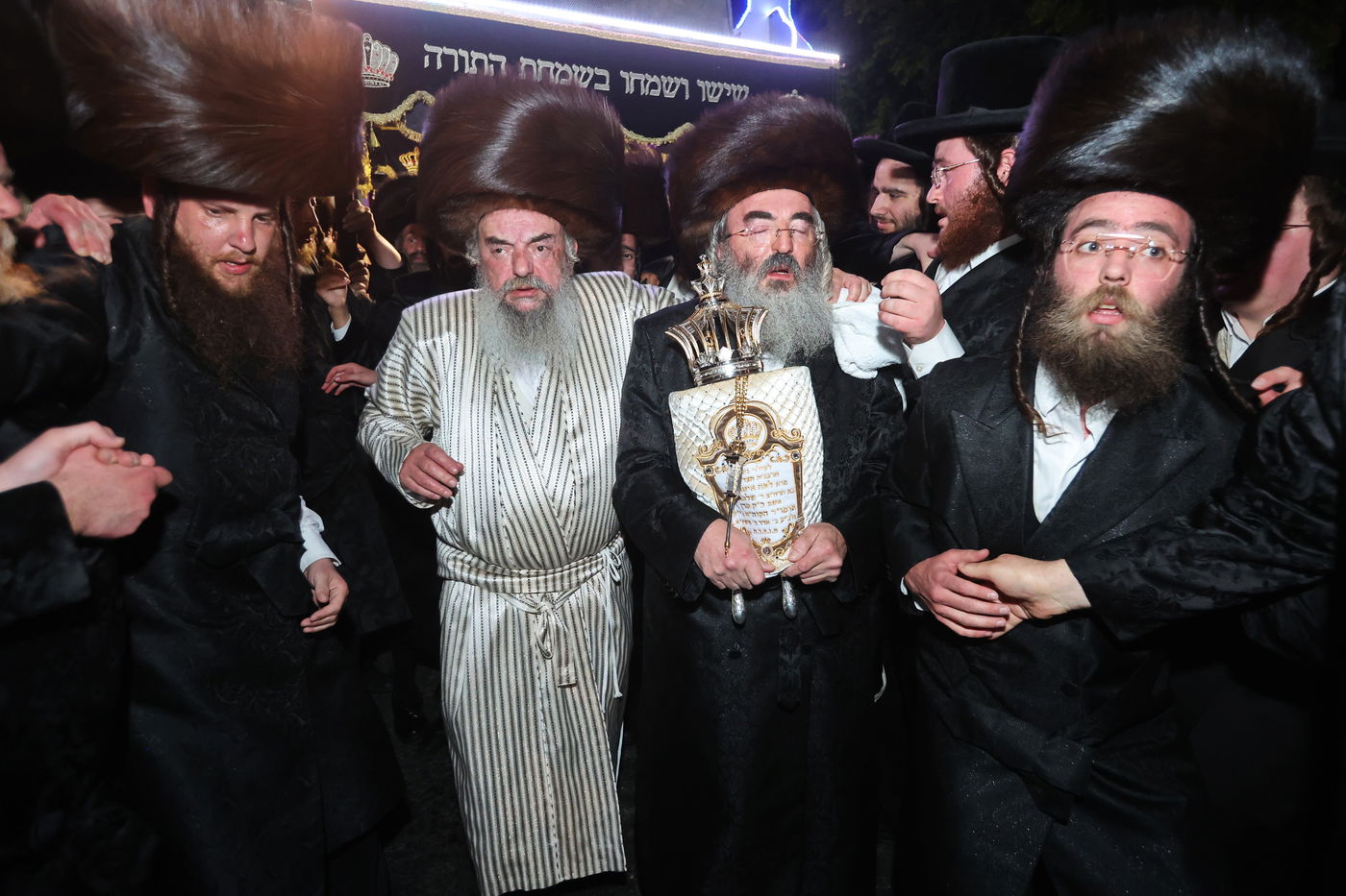 הכנסת ספר תורה ע"י האדמו"ר מלעלוב