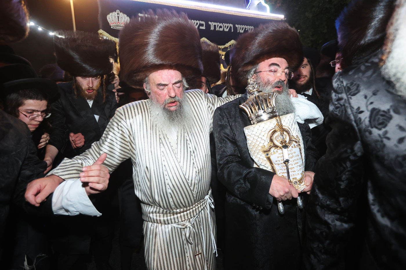 הכנסת ספר תורה ע"י האדמו"ר מלעלוב