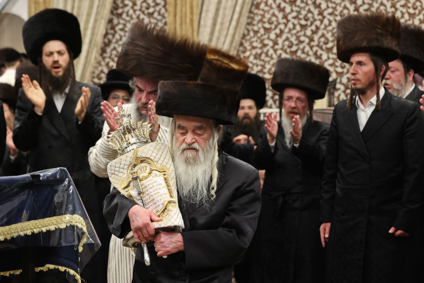 הכנסת ספר תורה ע"י האדמו"ר מלעלוב