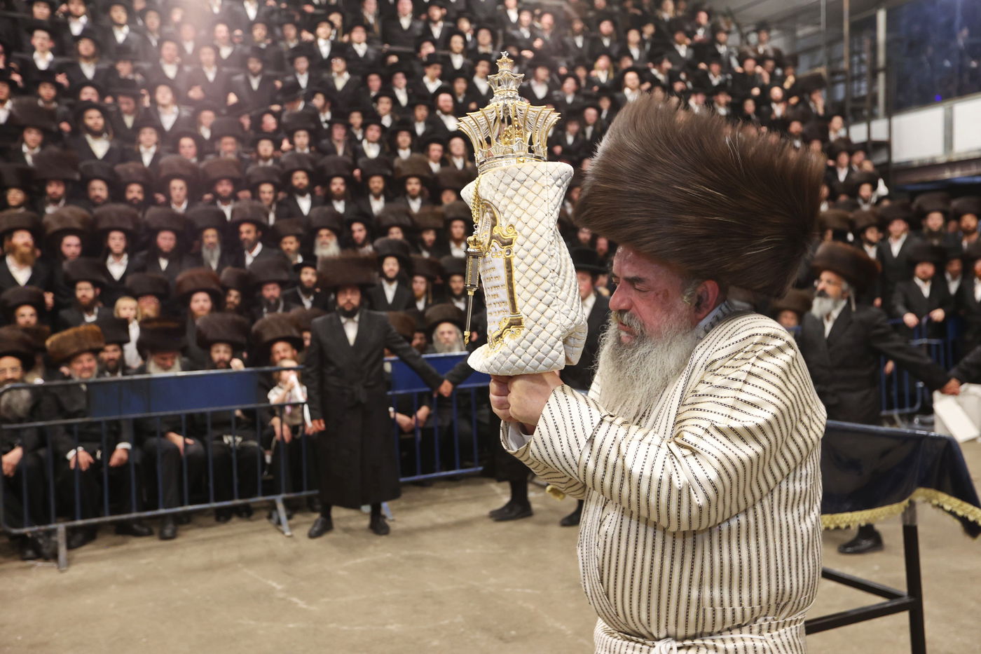 הכנסת ספר תורה ע"י האדמו"ר מלעלוב