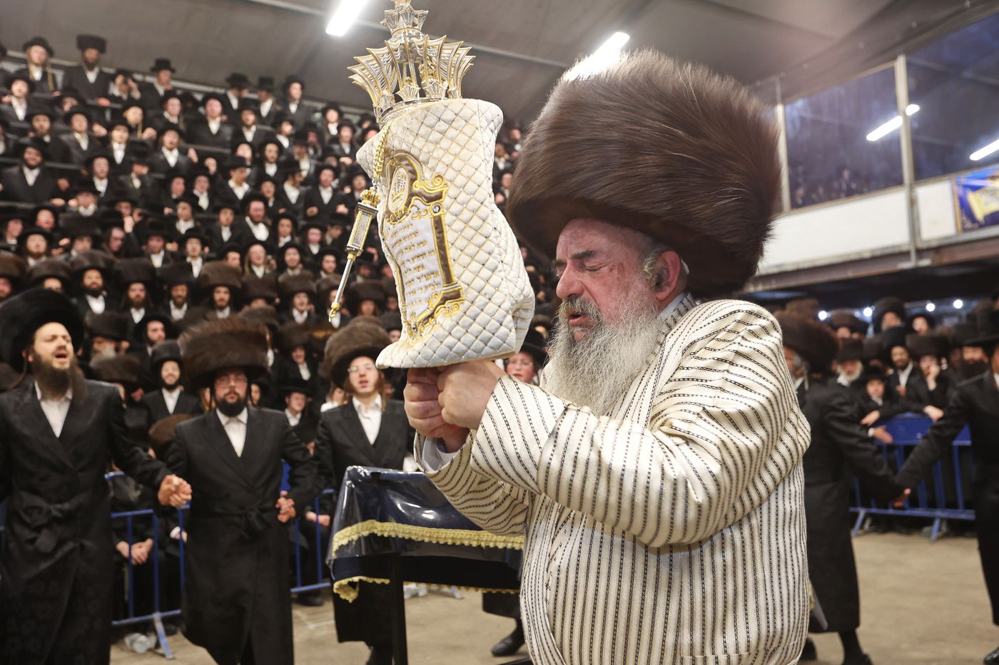 הכנסת ספר תורה ע"י האדמו"ר מלעלוב