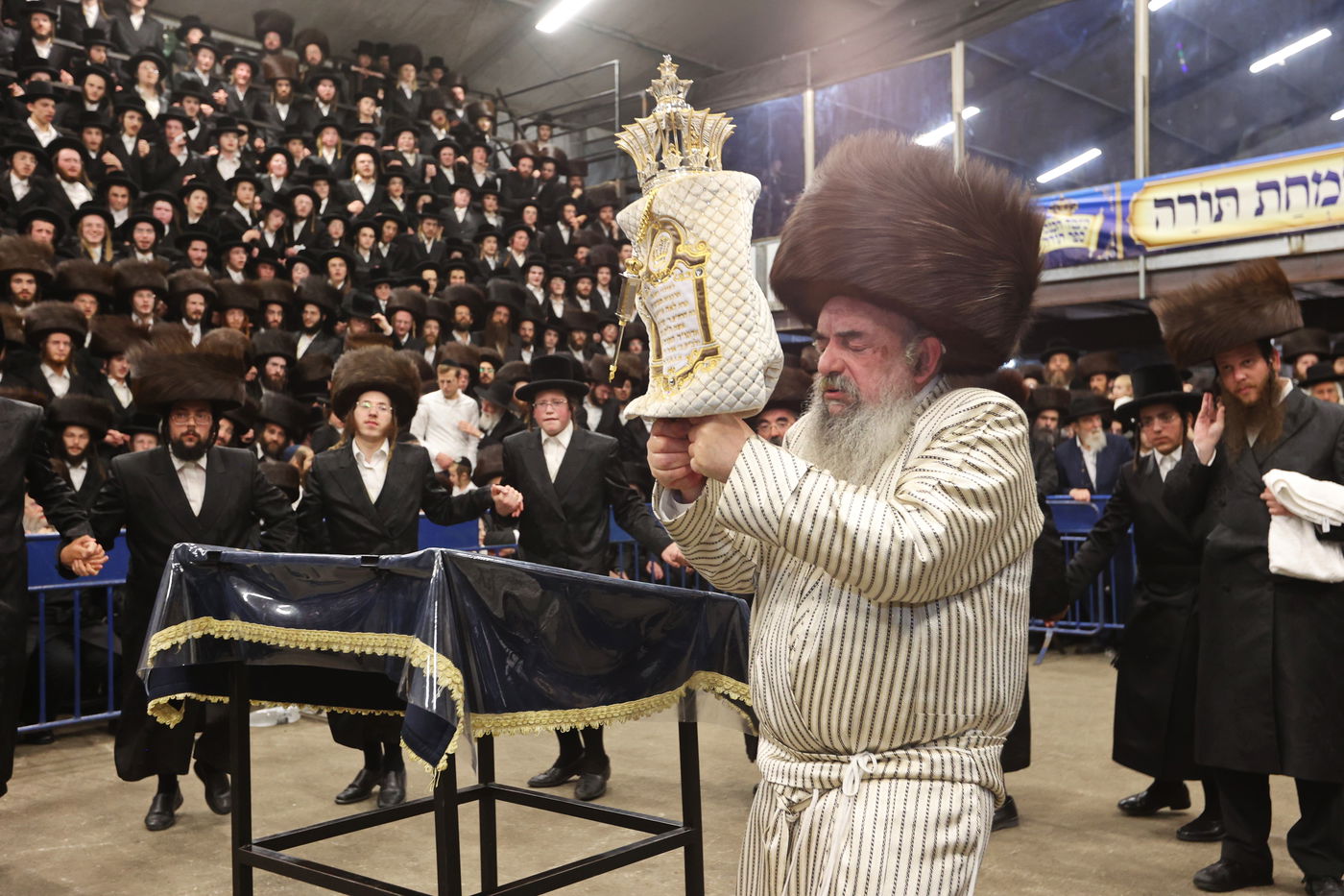 הכנסת ספר תורה ע"י האדמו"ר מלעלוב