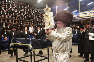 הכנסת ספר תורה ע"י האדמו"ר מלעלוב