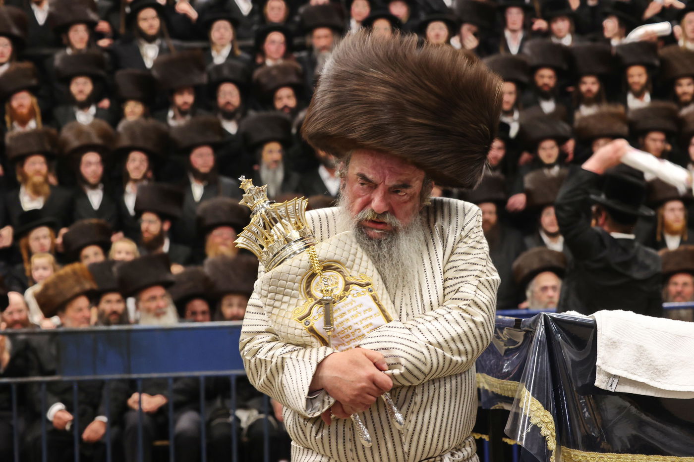 הכנסת ספר תורה ע"י האדמו"ר מלעלוב