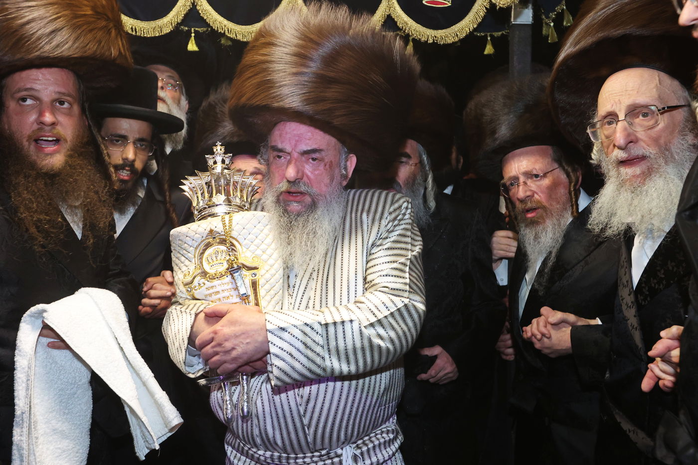 הכנסת ספר תורה ע"י האדמו"ר מלעלוב