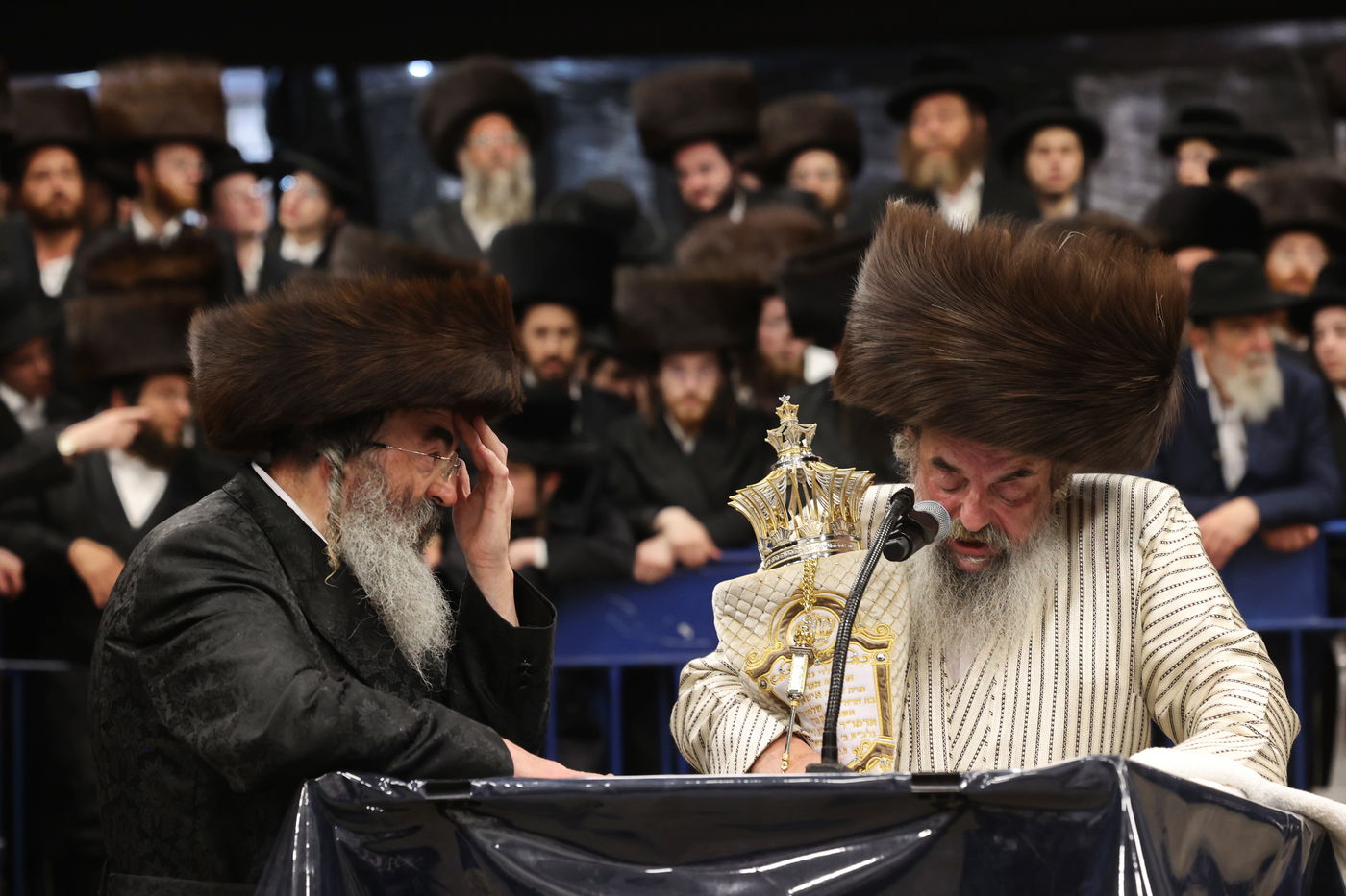 הכנסת ספר תורה ע"י האדמו"ר מלעלוב