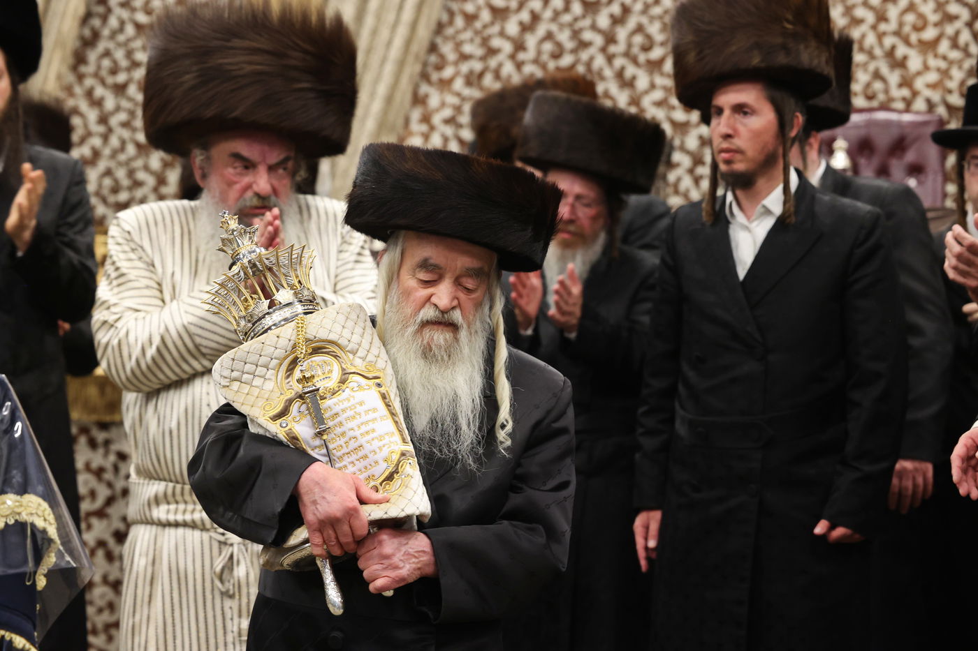 הכנסת ספר תורה ע"י האדמו"ר מלעלוב