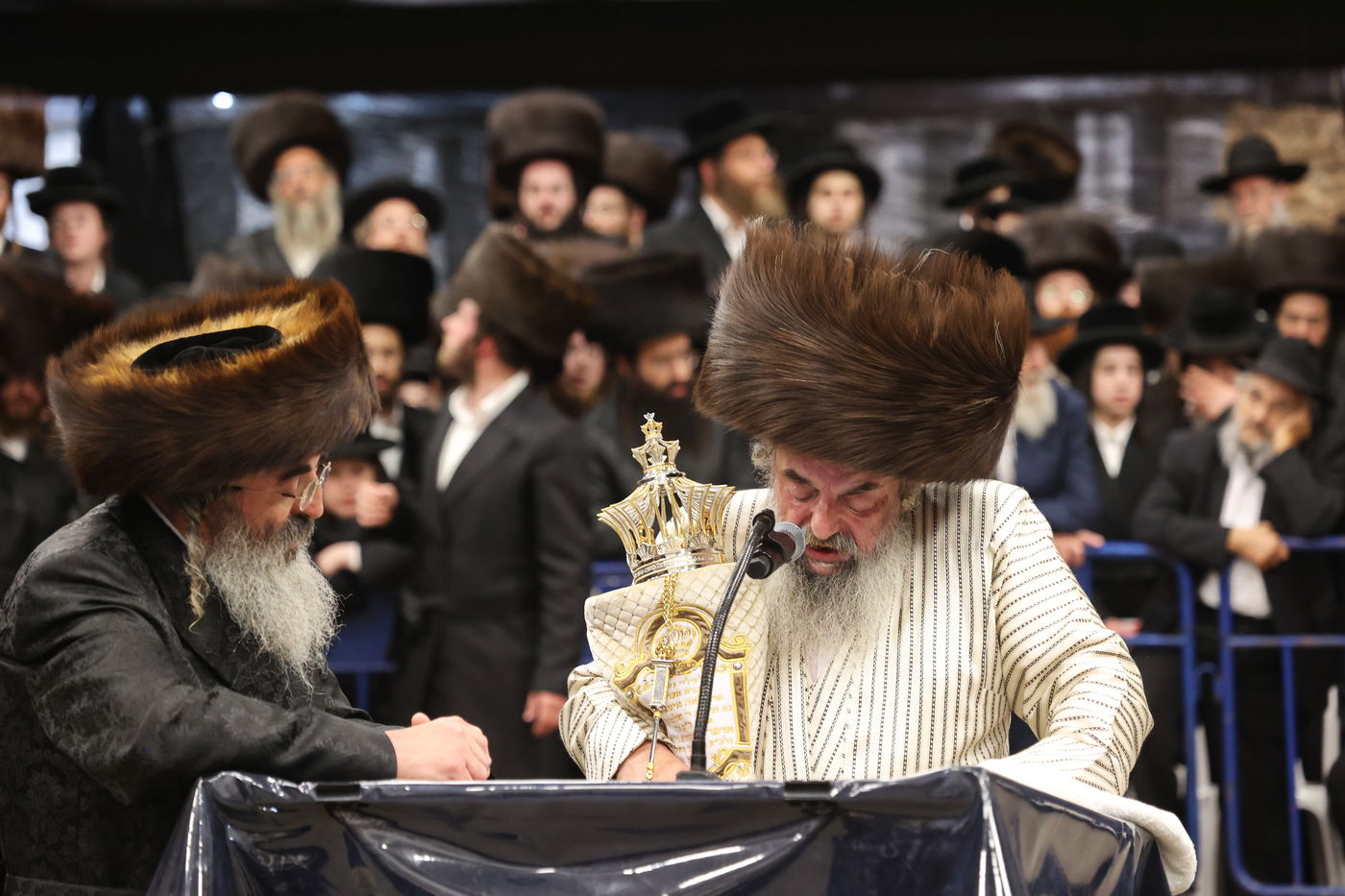 הכנסת ספר תורה ע"י האדמו"ר מלעלוב