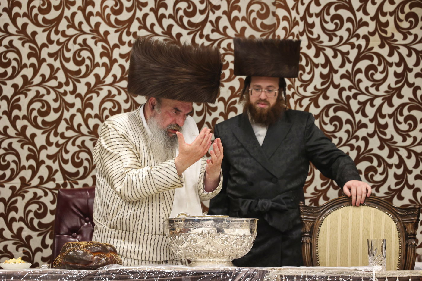 הכנסת ספר תורה ע"י האדמו"ר מלעלוב