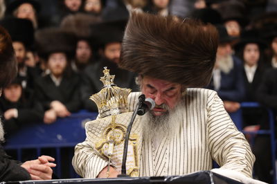 הכנסת ספר תורה ע"י האדמו"ר מלעלוב