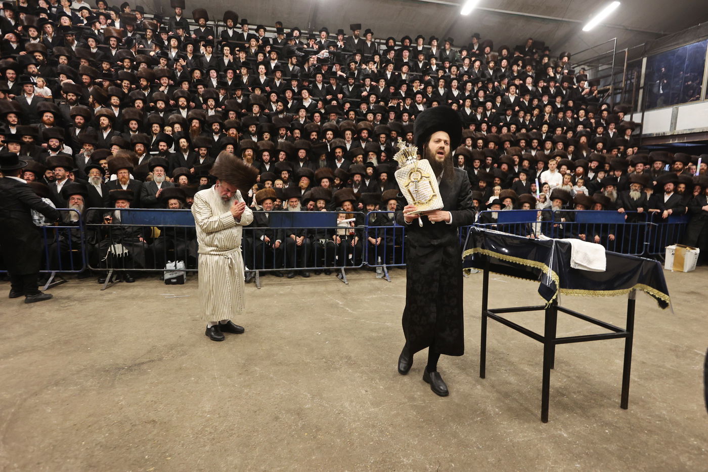 הכנסת ספר תורה ע"י האדמו"ר מלעלוב