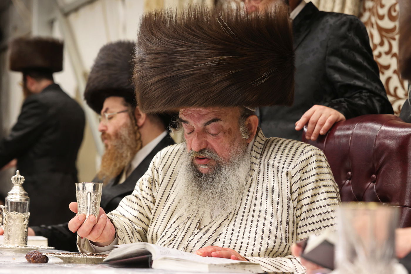 הכנסת ספר תורה ע"י האדמו"ר מלעלוב