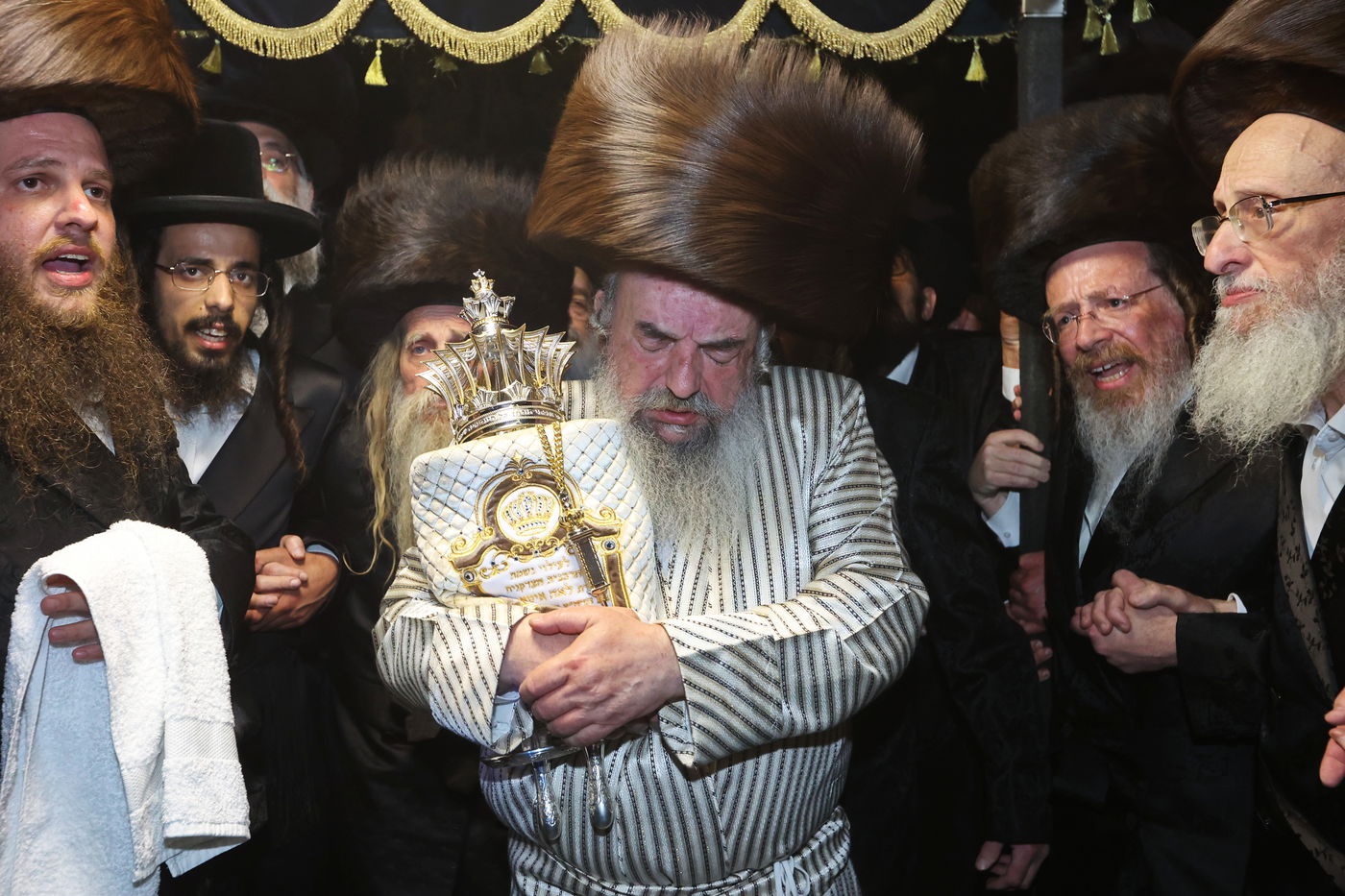 הכנסת ספר תורה ע"י האדמו"ר מלעלוב