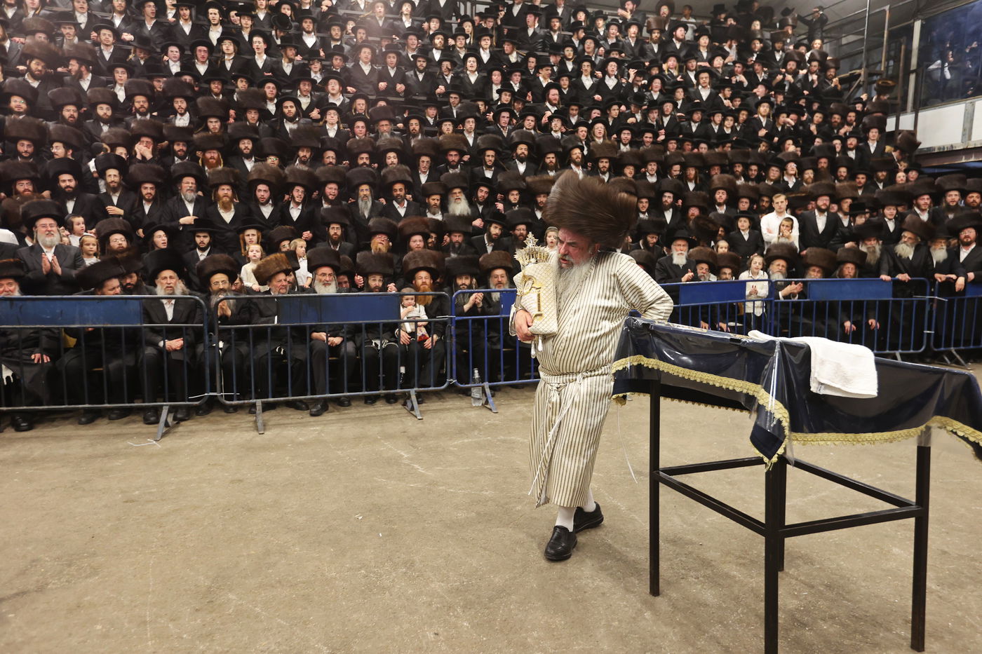 הכנסת ספר תורה ע"י האדמו"ר מלעלוב