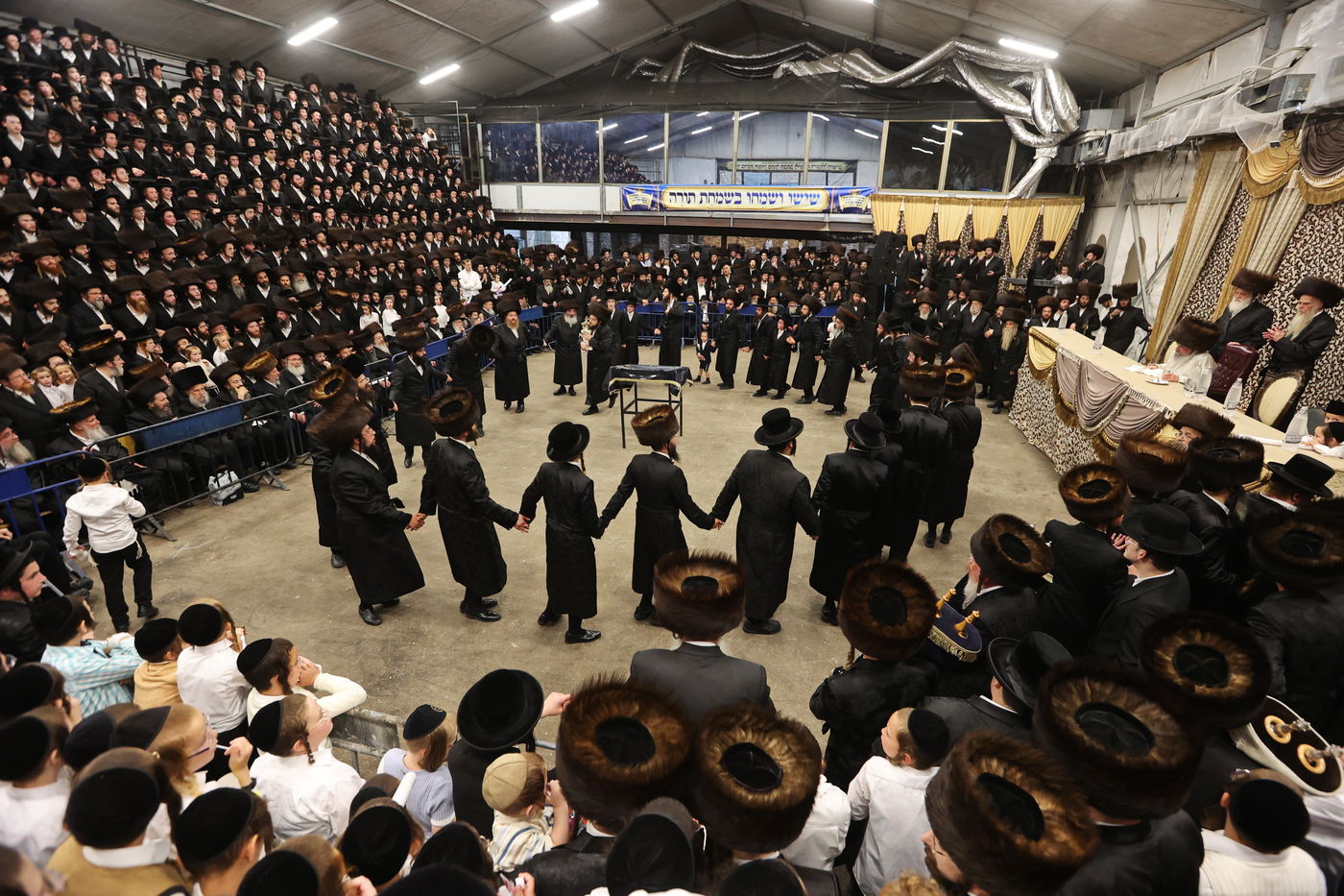 הכנסת ספר תורה ע"י האדמו"ר מלעלוב