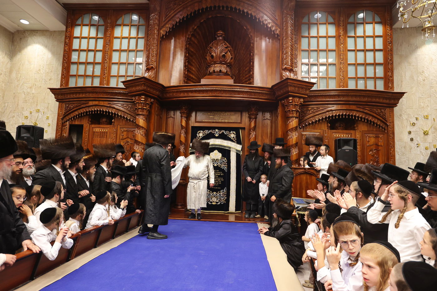 הכנסת ספר תורה ע"י האדמו"ר מלעלוב