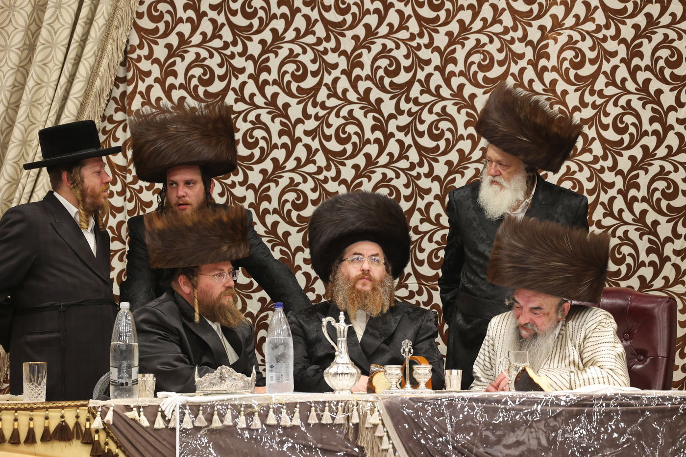 הכנסת ספר תורה ע"י האדמו"ר מלעלוב