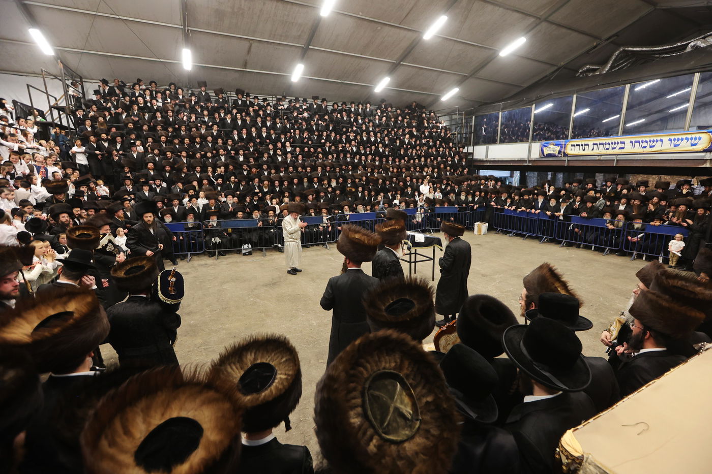 הכנסת ספר תורה ע"י האדמו"ר מלעלוב