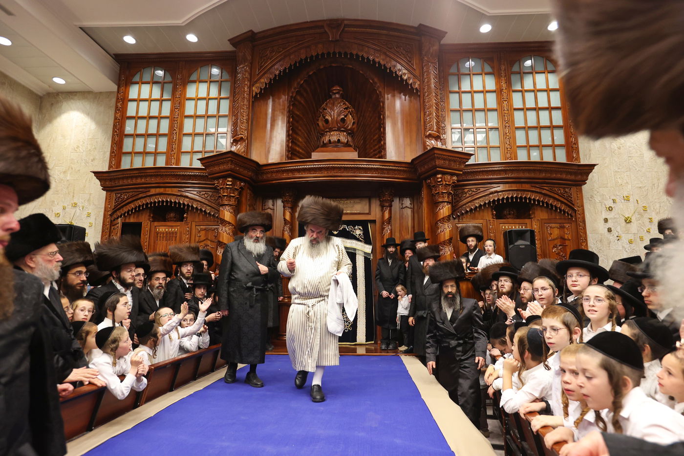הכנסת ספר תורה ע"י האדמו"ר מלעלוב