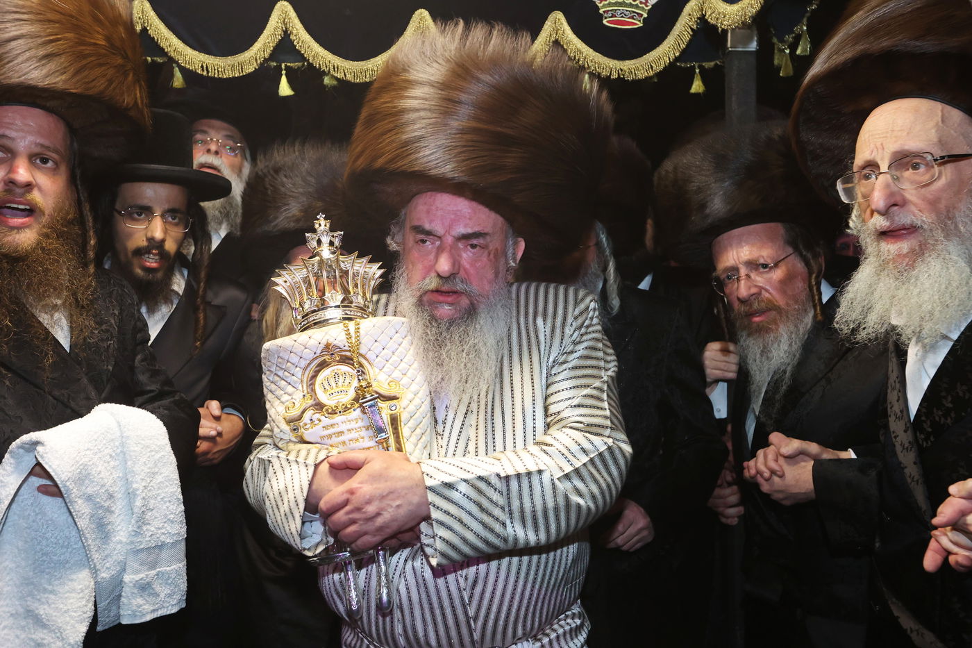 הכנסת ספר תורה ע"י האדמו"ר מלעלוב