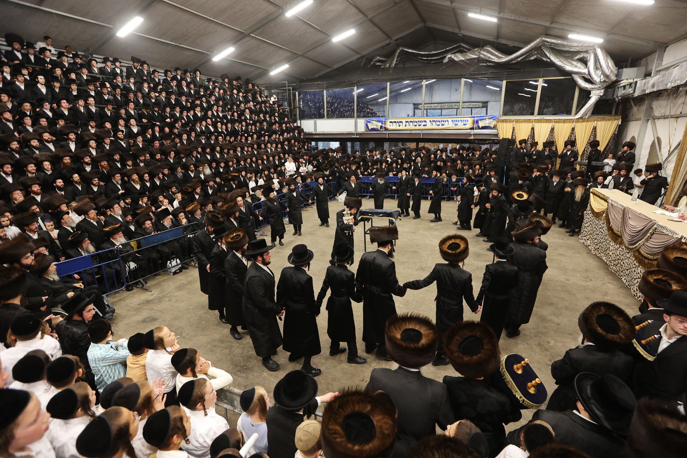 הכנסת ספר תורה ע"י האדמו"ר מלעלוב