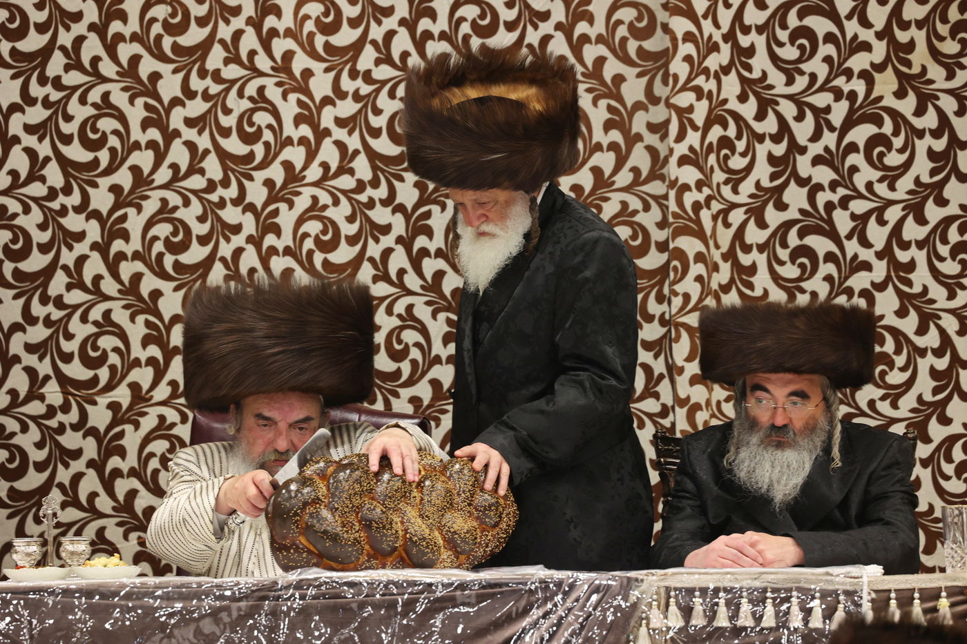 הכנסת ספר תורה ע"י האדמו"ר מלעלוב