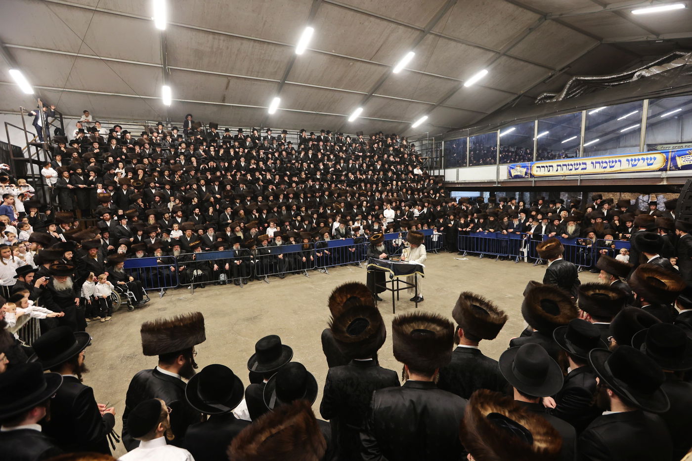 הכנסת ספר תורה ע"י האדמו"ר מלעלוב