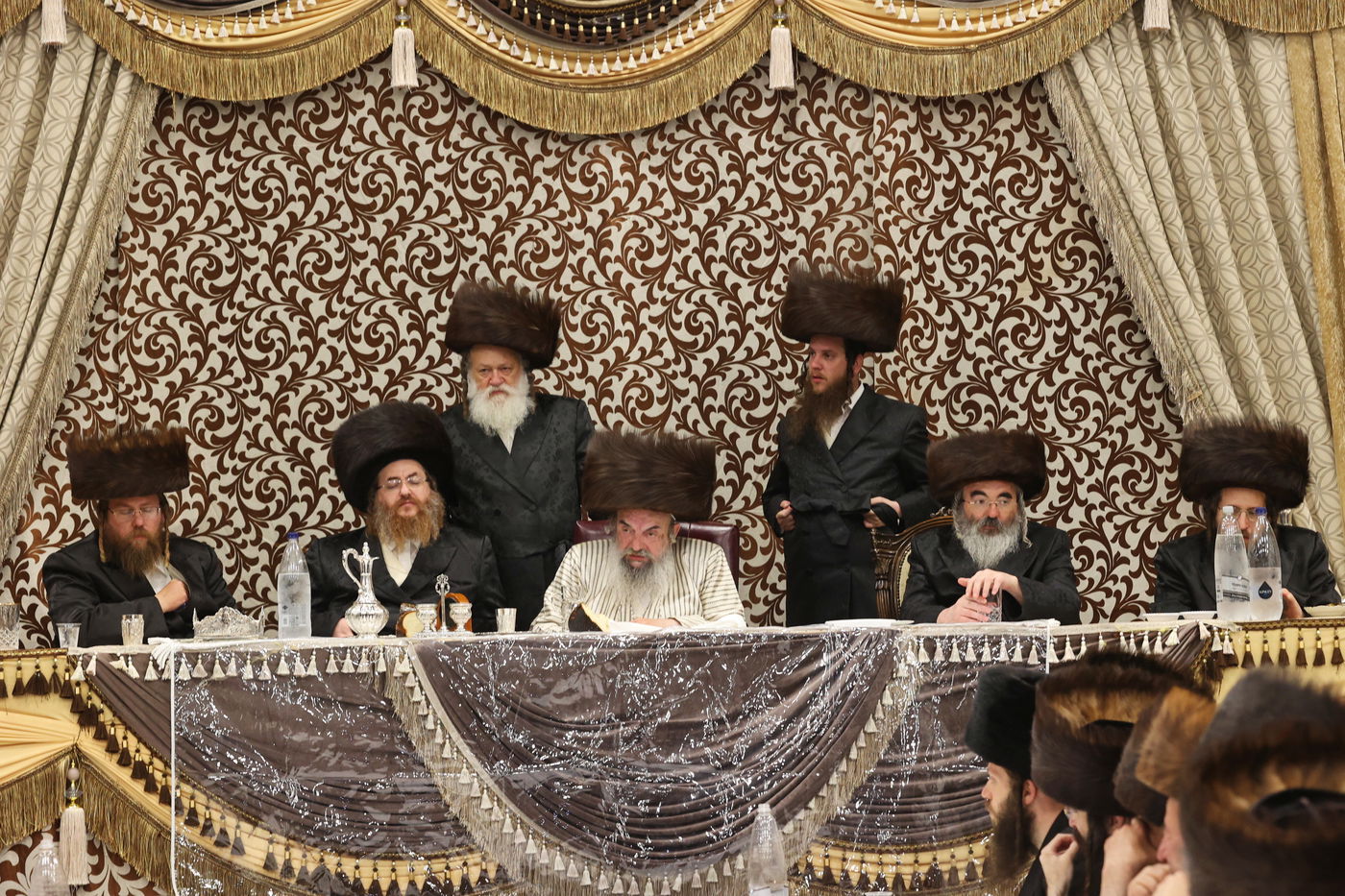 הכנסת ספר תורה ע"י האדמו"ר מלעלוב