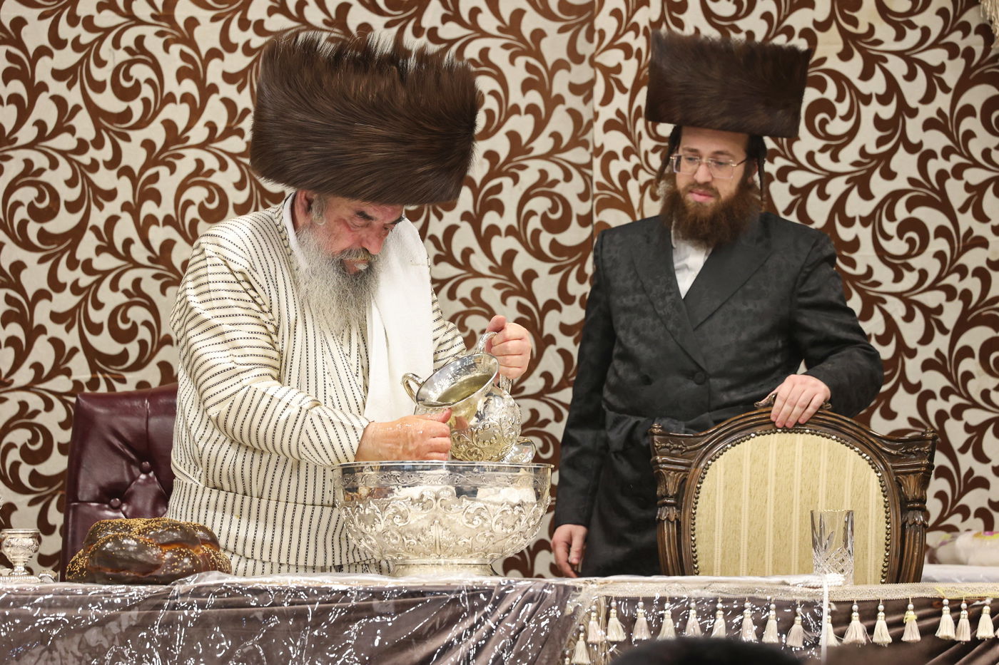 הכנסת ספר תורה ע"י האדמו"ר מלעלוב