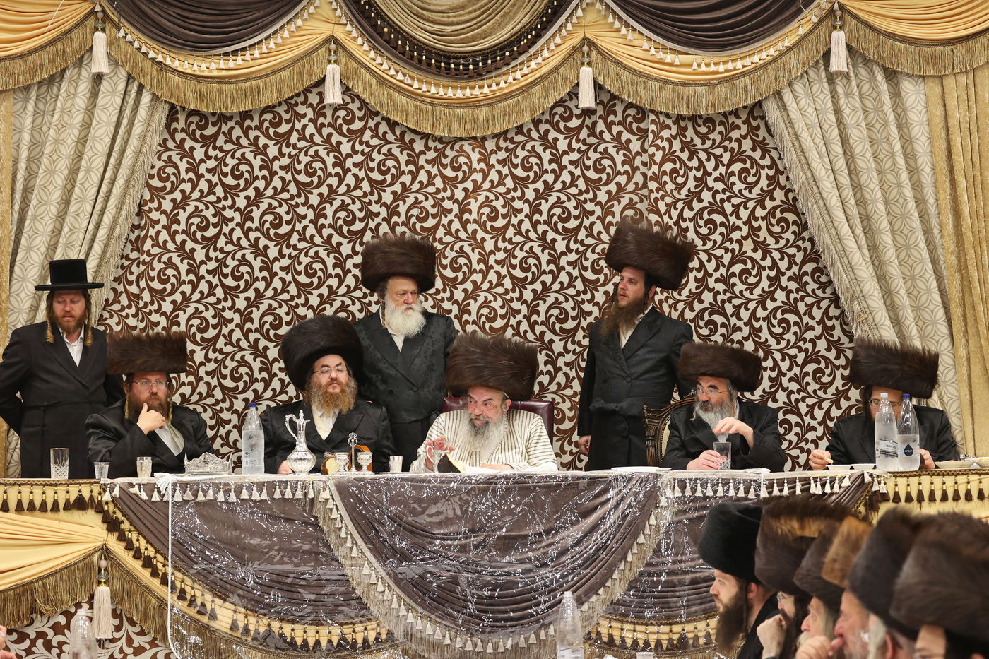 הכנסת ספר תורה ע"י האדמו"ר מלעלוב