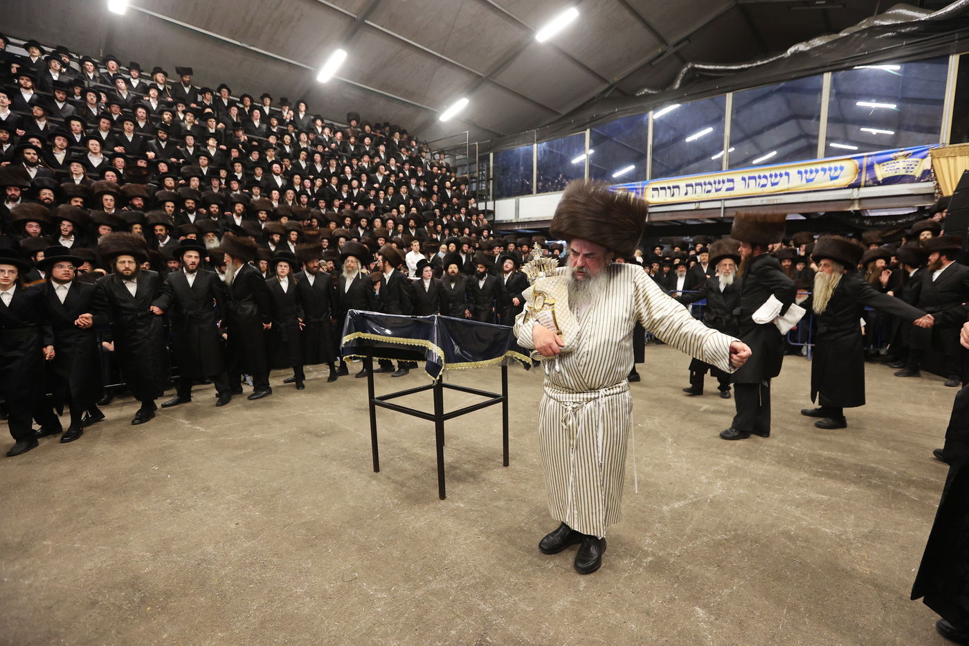 הכנסת ספר תורה ע"י האדמו"ר מלעלוב