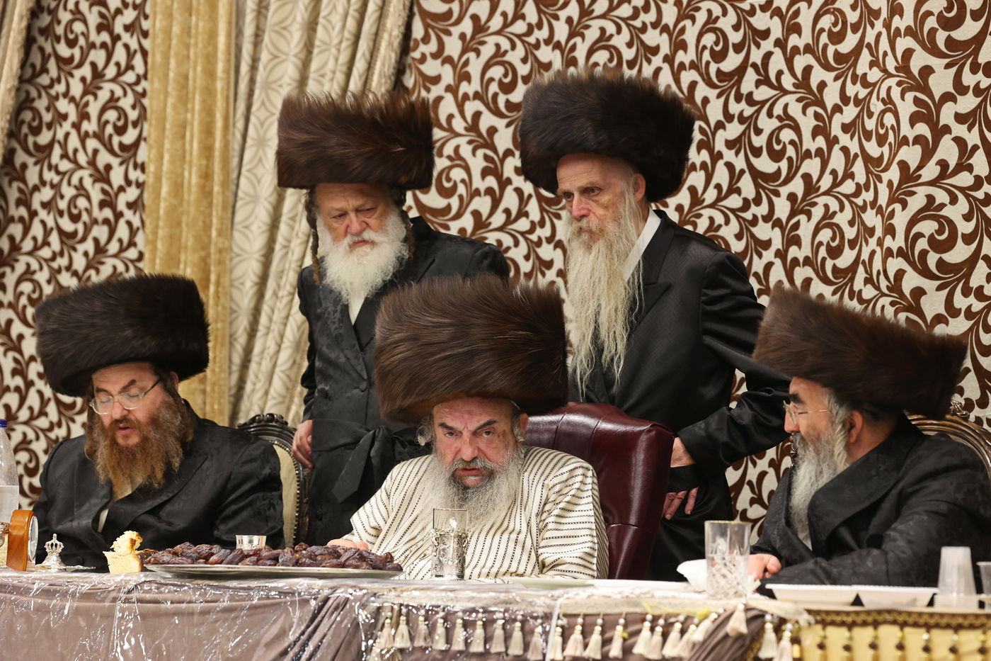 הכנסת ספר תורה ע"י האדמו"ר מלעלוב