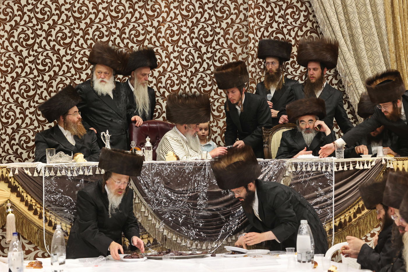 הכנסת ספר תורה ע"י האדמו"ר מלעלוב