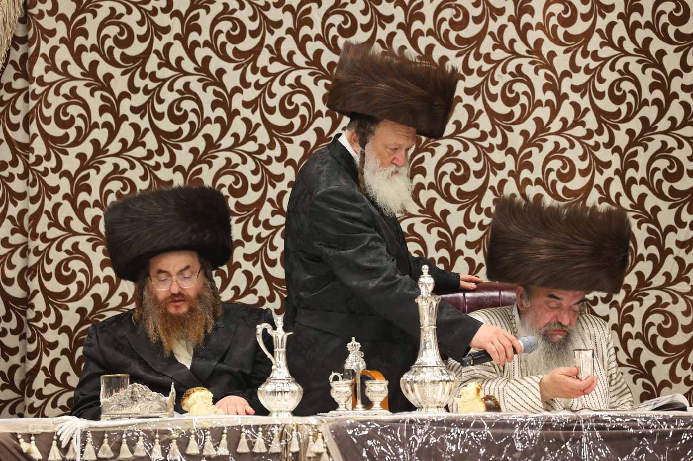 הכנסת ספר תורה ע"י האדמו"ר מלעלוב