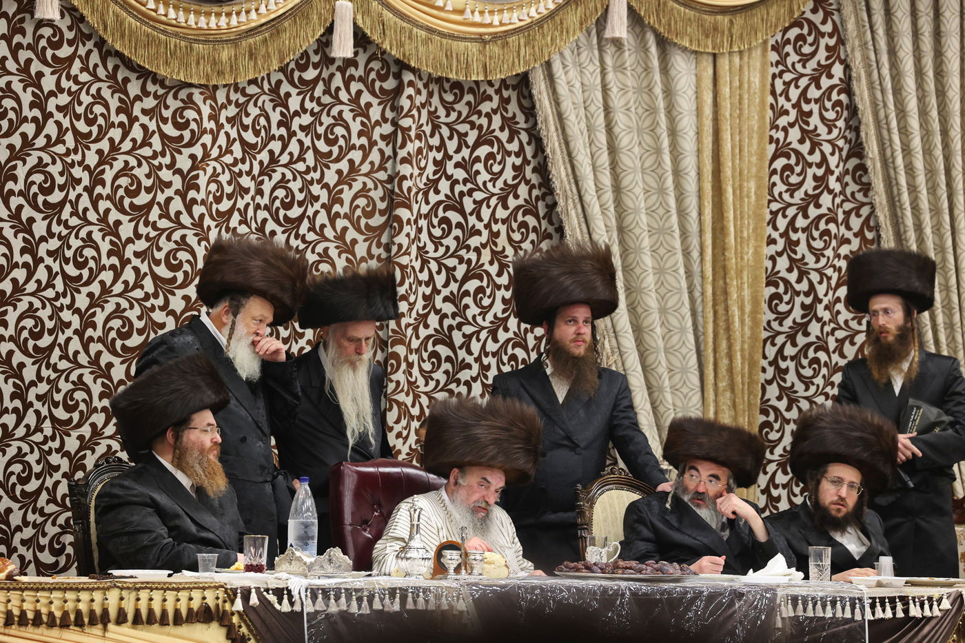 הכנסת ספר תורה ע"י האדמו"ר מלעלוב