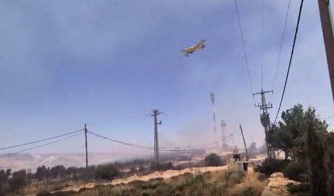 רביעיית מטוסים מסייעים: שריפה פרצה סמוך ליישוב החרדי בגוש עציון