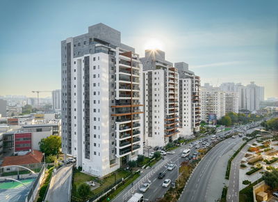 העיר פתח תקווה הפכה בשנים האחרונות ליעד מרכזי לזוגות צעירים ומשפרי דיור