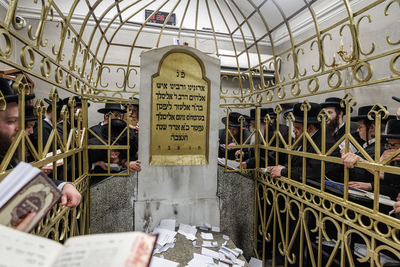 האדמו"ר מטאהש בתפילה ע"י ציון הרה"ק רבי אלימלך מליז'ענסק