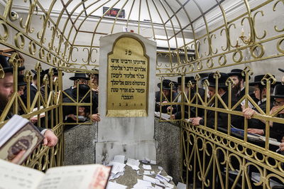 האדמו"ר מטאהש בתפילה ע"י ציון הרה"ק רבי אלימלך מליז'ענסק