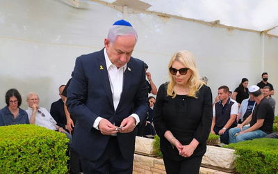 ראש הממשלה על קבר אחיו הי"ד