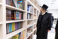 האדמו"ר מבאבוב 45 בביקור בספרייה של התלמוד תורה