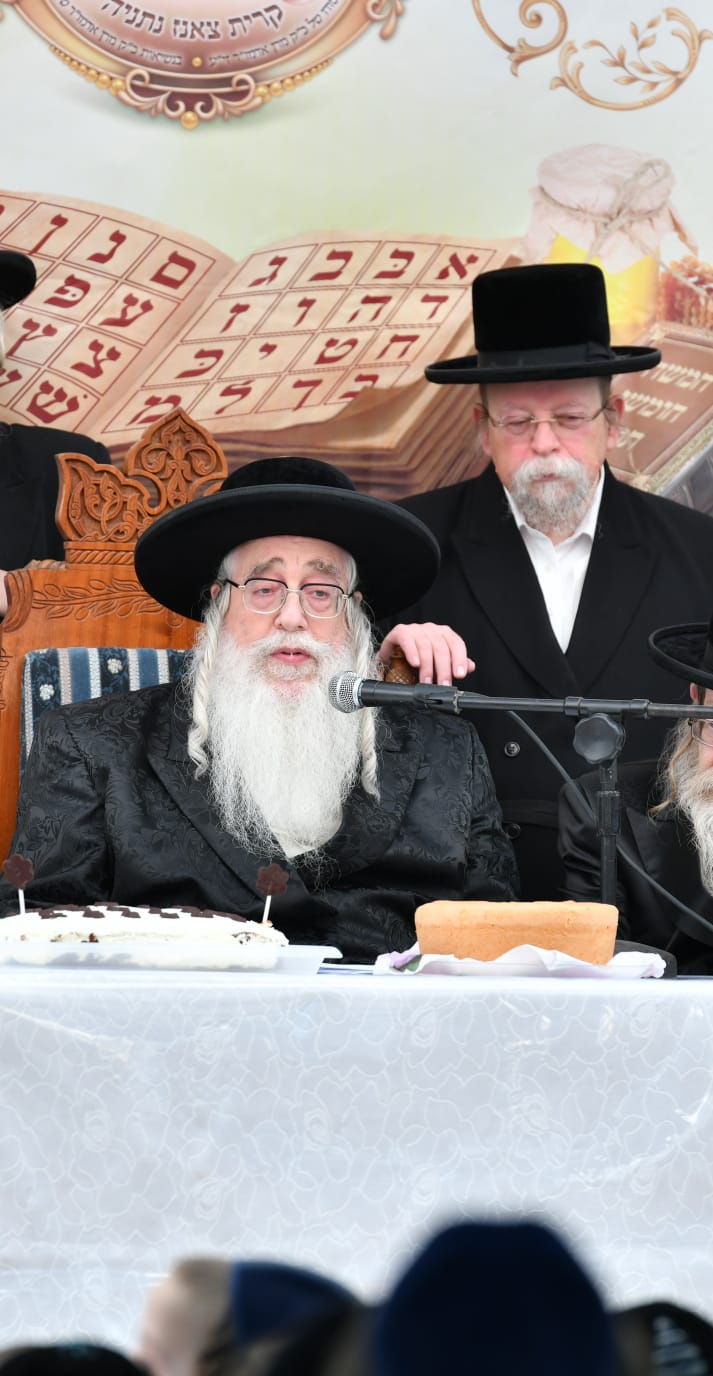 הרב יצחק אייזיק זלמנוביץ ז"ל מאחורי רבו, האדמו"ר מצאנז