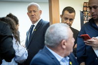 בני גנץ וגדי איזנקוט, לפני כשלושה שבועות