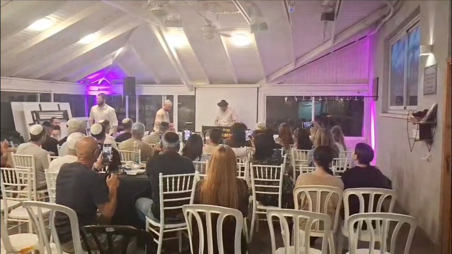 הזמר עומר אדם בהתוועדות חסידית