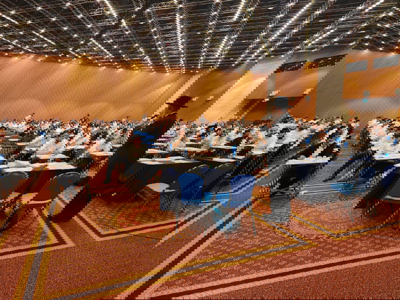 הרב הראשי הגר"ד לאו עם נבחנים לדיינות